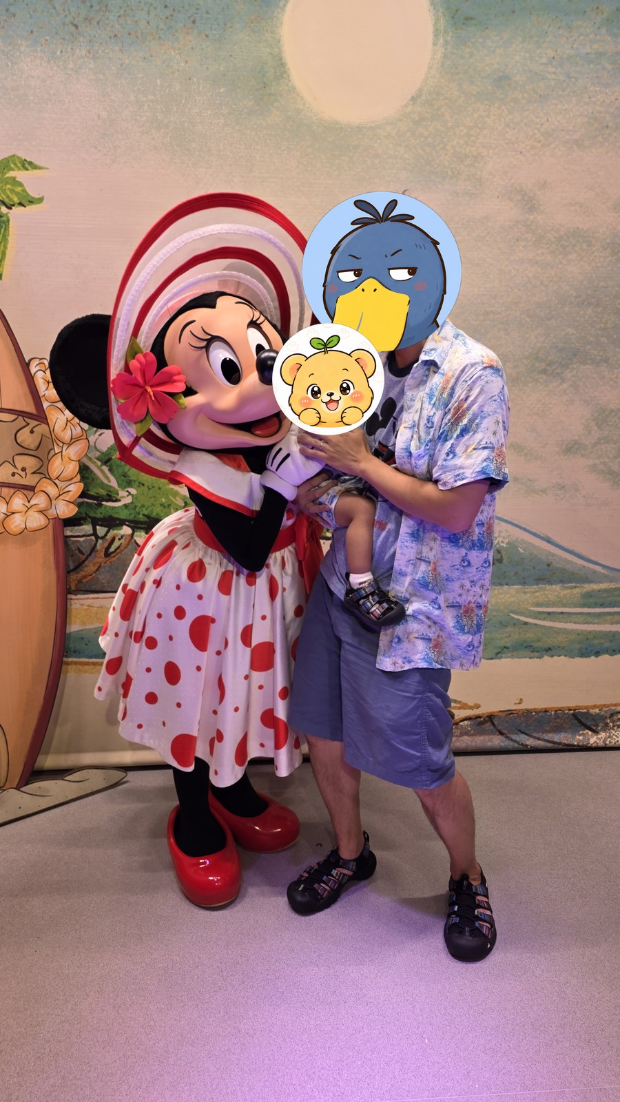 ミニーマウスと一緒に写る僕と豚まん小僧