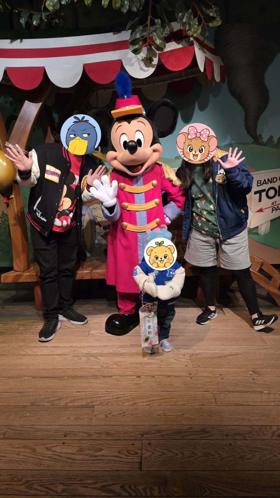 ミッキーマウスとグリーティングする家族3人