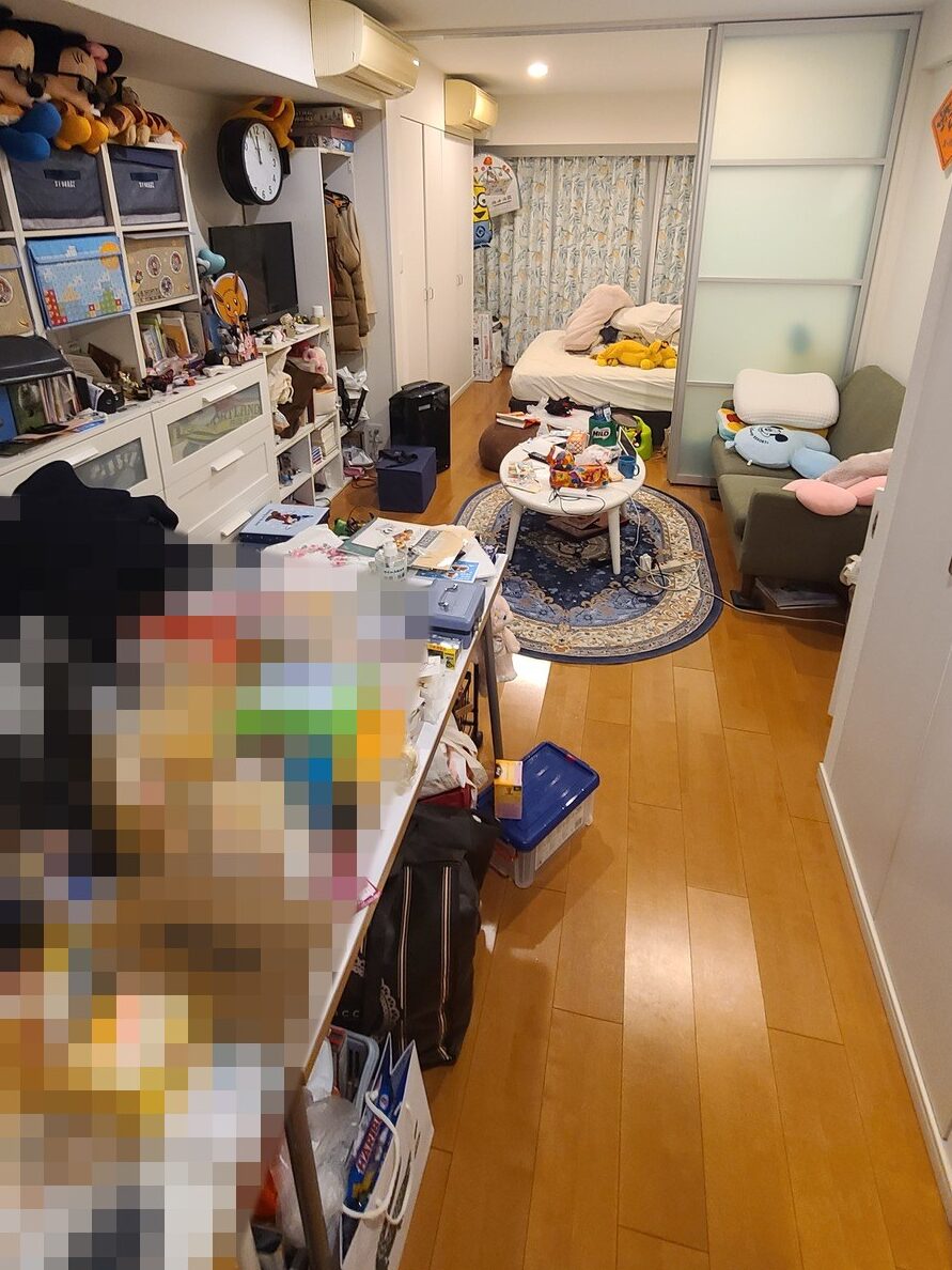 片付け中の東京の家、なんとかスペースを作った部屋